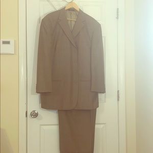 Men’s suit. Jacket 46R. Pants 40R. See description
